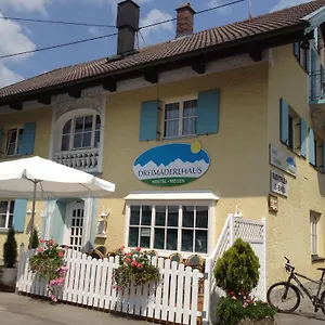 Dreimaederlhaus Hostel
